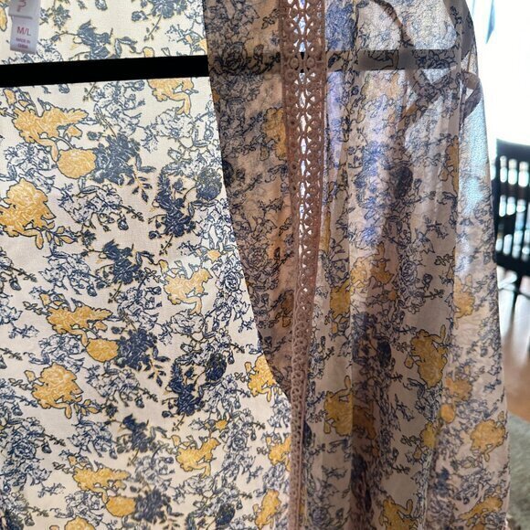 Xhilaration‎ Sheer Floral Blouse  Size Medium/Large - Picture 6 of 7